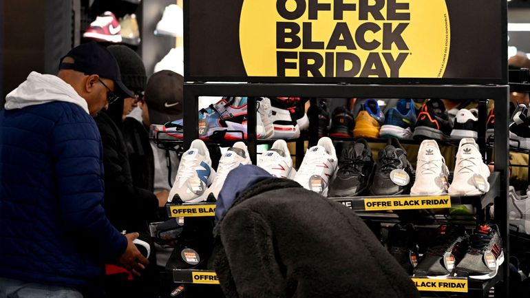 Consommation : cette année encore, le Black Friday attire les foules mais divise les commerçants