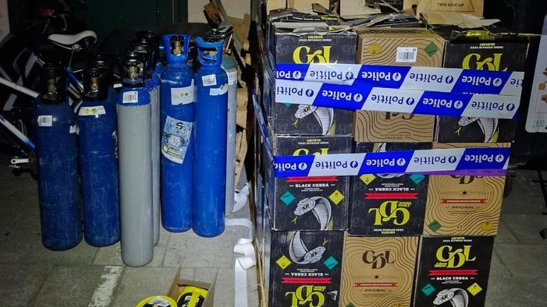 La police saisit 420 bouteilles de gaz hilarant dans un bar à chicha de Schaerbeek