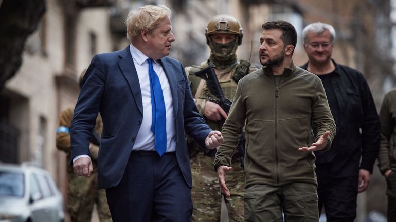 Guerre en Ukraine : Boris Johnson célèbre les 