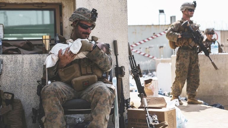 Les images de soldats en train de venir en aide à des bébés et des enfants afghans envahissent la toile