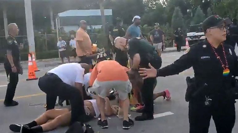 Plusieurs personnes heurtées par une camionnette lors d'une pride en Floride, l'une d'entre elles décède