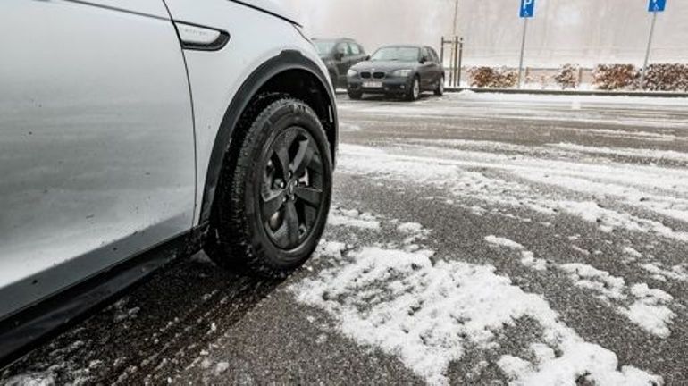 Neige, gel, pluie verglaçante : prudence sur les routes, l'IRM émet un avertissement jaune aux conditions glissantes