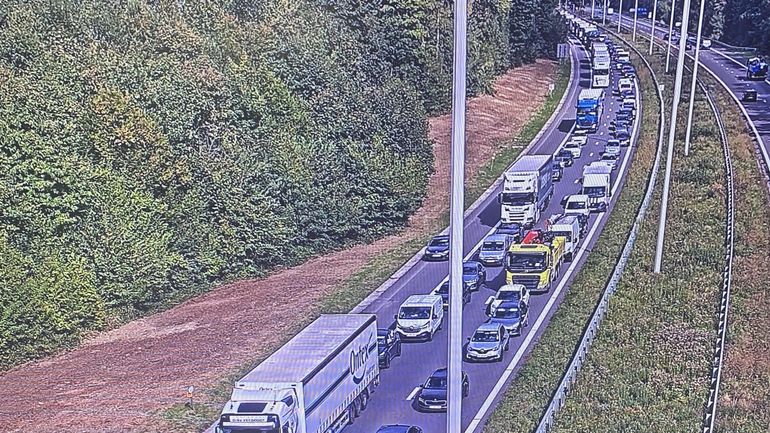 Accident entre deux camions sur l’E19 au Roeulx vers Mons : gros embarras de circulation