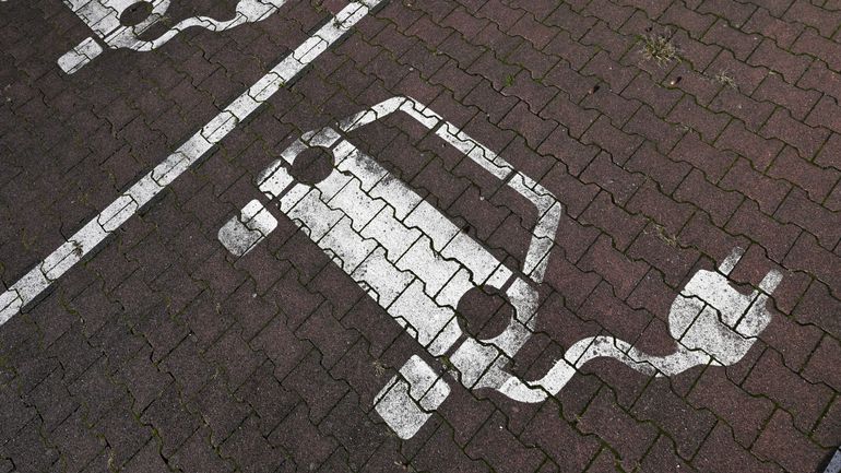 Voiture électrique : recharger chez soi ou aux bornes publiques, combien ça coûte ?