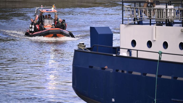 Péniche naufragée à Termonde : début de l'opération de renflouement de la péniche