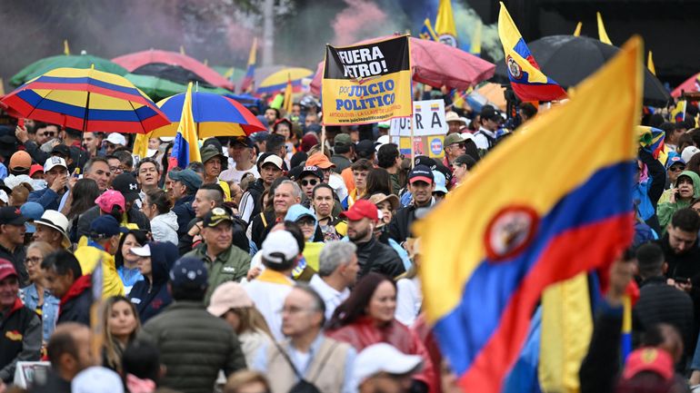 Colombie : des centaines de milliers de personnes manifestent contre le gouvernement de gauche de Gustavo Petro