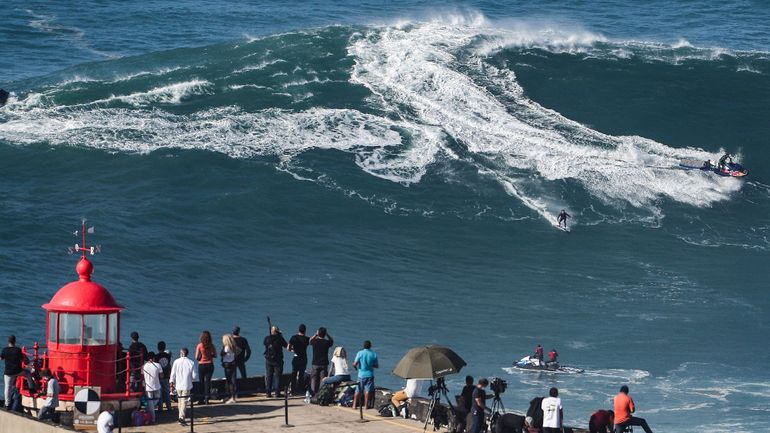 Surf : à la recherche des vagues géantes de Nazaré