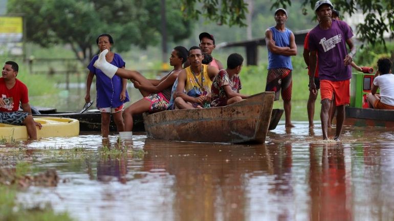 Brésil: après les inondations, la détresse et la polémique