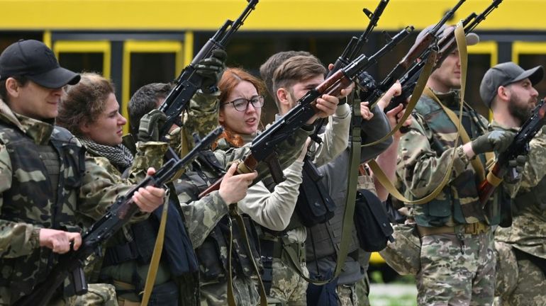 A Kiev, les recrues apprennent à manier les armes, c'est l'entraînement en vue de la reconquête
