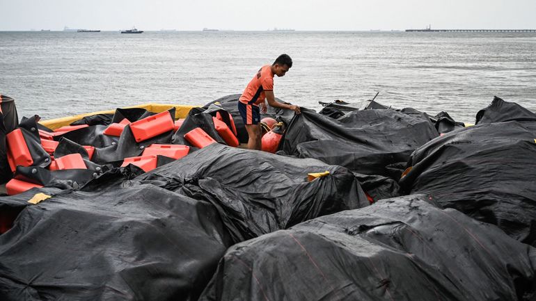 Marée noire aux Philippines : les garde-côtes déploient des barrières flottantes afin de contenir la nappe de pétrole