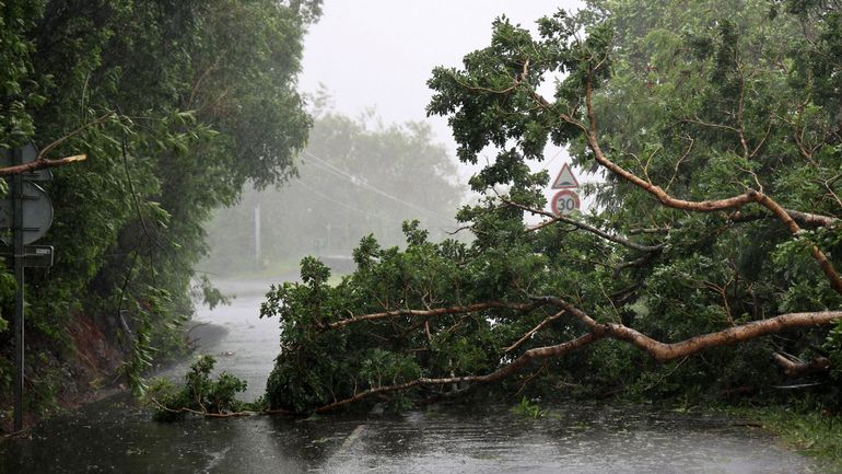 Le cyclone Batsirai s'éloigne de la Réunion et se dirige vers Madagascar