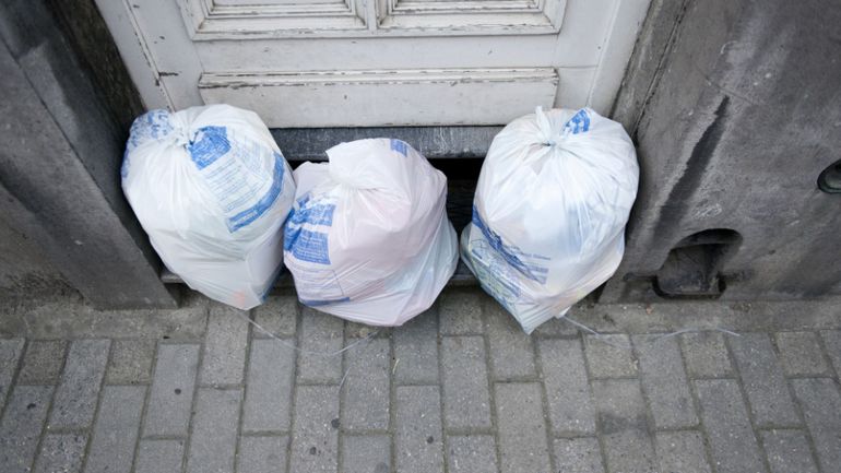 Une seule collecte de sacs blancs par semaine à Bruxelles: c'est antisocial, juge le PTB