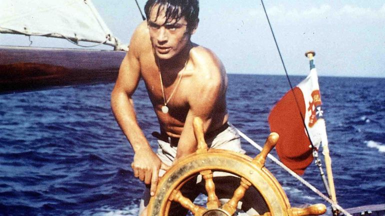 Mourir le même jour qu' Alain Delon : une réflexion sur la coïncidence des destins des grands de ce monde