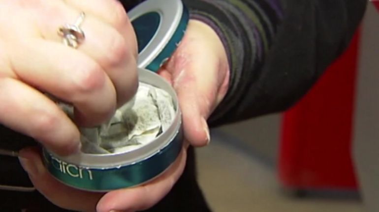 Pourtant interdit, le snus - tabac en sachet à sucer - est encore trop facilement accessible