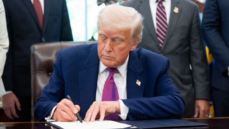 Le président américain Donald Trump signe un décret pour proposer aux clandestins des vols gratuits vers l'étranger