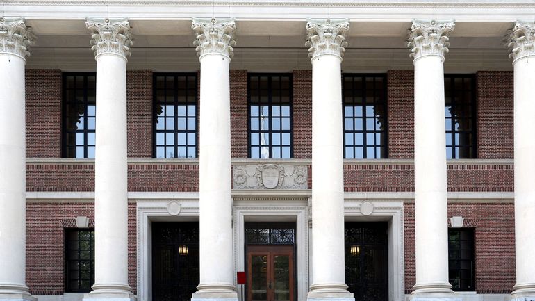 États-Unis : la prestigieuse université d'Harvard s'excuse pour la détention d'un livre du 19e relié& avec de la peau humaine