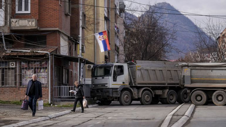 Tensions au Kosovo : le principal poste frontalier fermé, Moscou affiche son soutien à Belgrade