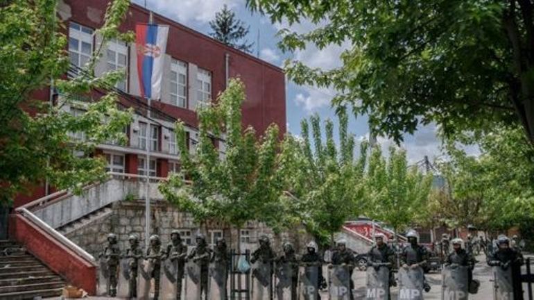 Tensions au Kosovo : nouvelle manifestation avec un drapeau serbe de plus de 200 m de long