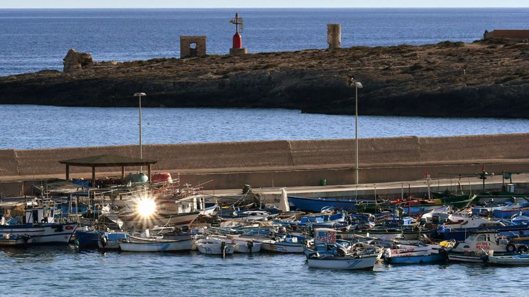 Italie: 500 migrants arrivés à Lampedusa à bord d'un vieux bateau de pêche