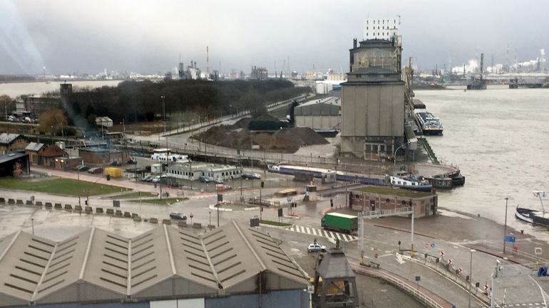 La production industrielle au port d'Anvers connait sa plus forte baisse en 40 ans
