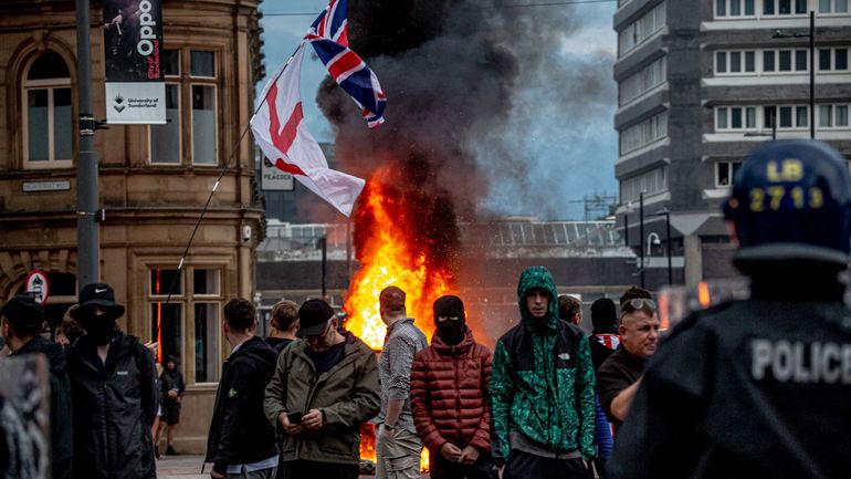 Emeutes au Royaume-Uni : trois policiers blessés, huit arrestations à Sunderland, dans le nord-est de l'Angleterre