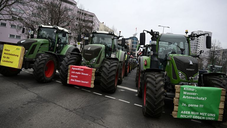 Berlin : les agriculteurs allemands en colère mobilisent 250 tracteurs