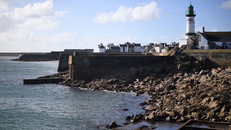France : un cétacé de 15 à 20 mètres de long échoué sur l'île de Sein en Bretagne