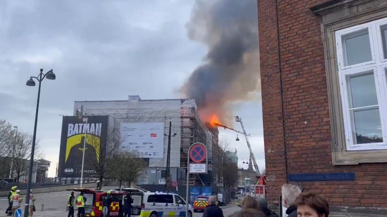 Le Børsen, bâtiment historique et emblématique de Copenhague, en proie à un incendie : la flèche de la bourse s'effondre