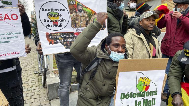 La diaspora africaine manifeste devant l'ambassade du Mali