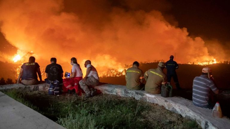Incendies en Grèce : 16 blessés et des centaines de personnes évacuées près d'Athènes
