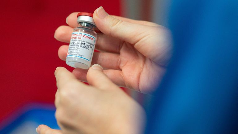 Plus de la moitié des Européens adultes complètement vaccinés contre le Covid-19
