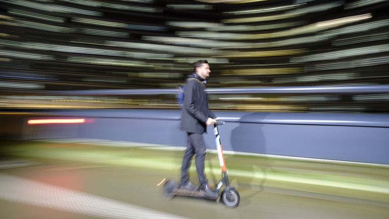 Il y aura plus de contrôles de vitesse pour les vélos et trottinettes sur les piétonniers de Bruxelles