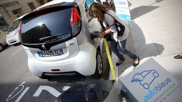 Les ventes de voitures électriques explosent, les matières premières inquiètent