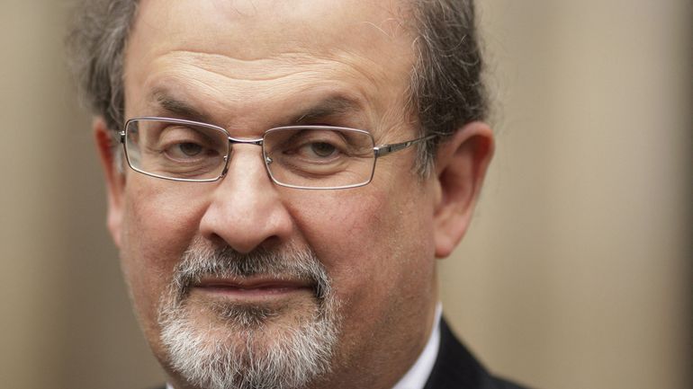 États-Unis : Salman Rushdie placé sous respirateur artificiel, après avoir été agressé à New York