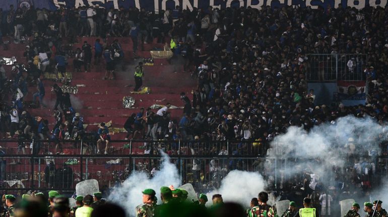 Indonésie : des violences après un match de foot font au moins 174 morts