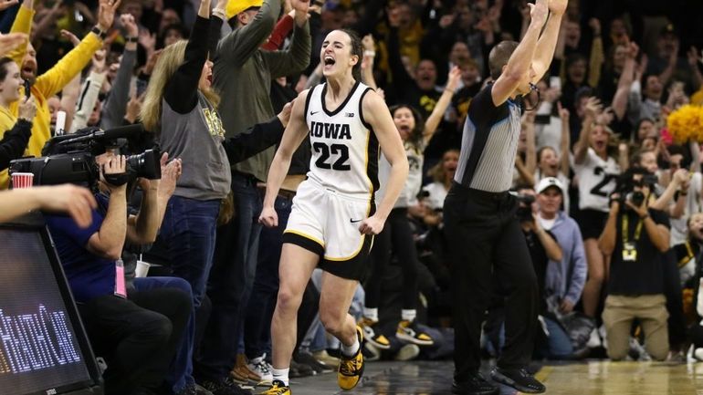 49 points, des shoots venus d’ailleurs : Caitlin Clark devient la meilleure marqueuse de l’histoire en NCAA