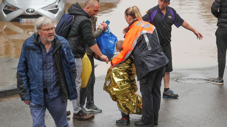 Solidarité et entraide : les Belges se mobilisent pour aider les sinistrés, les secours arrivent aussi de l'étranger