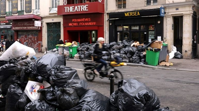 Paris sous les ordures. Les éboueurs toujours en grève contre la réforme des retraites en France