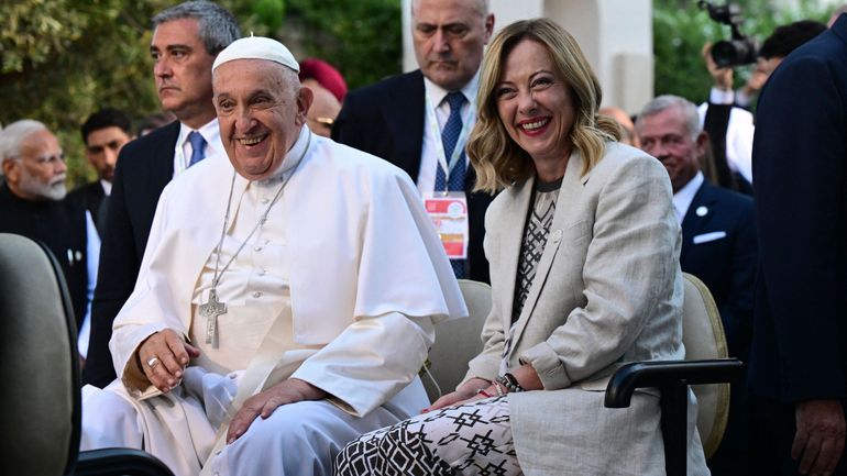 Le pape, hospitalisé pour une pneumonie, respire sans assistance et a reçu la visite de Giorgia Meloni