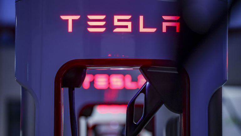 Plainte contre Tesla, accusée de mentir sur ses fonctions de conduite autonome
