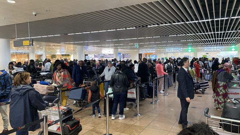 Rush des vacances : beaucoup de passagers attendus et pas de places de parking à Brussels Airport