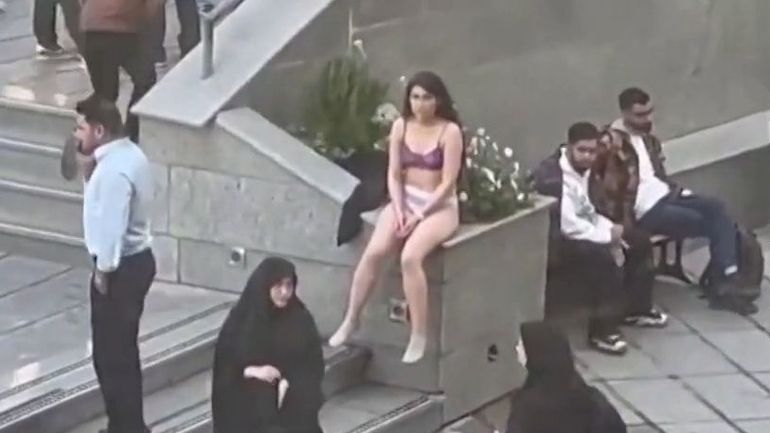 Iran : le courage de Ahou Daryaei, en sous-vêtements pour protester contre la réglementation vestimentaire