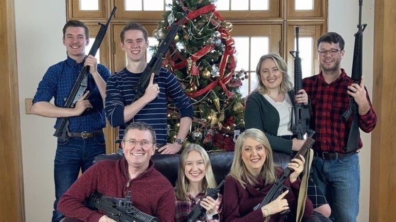 Un élu américain choque en posant avec sa famille, un sapin de Noël et des armes à feu