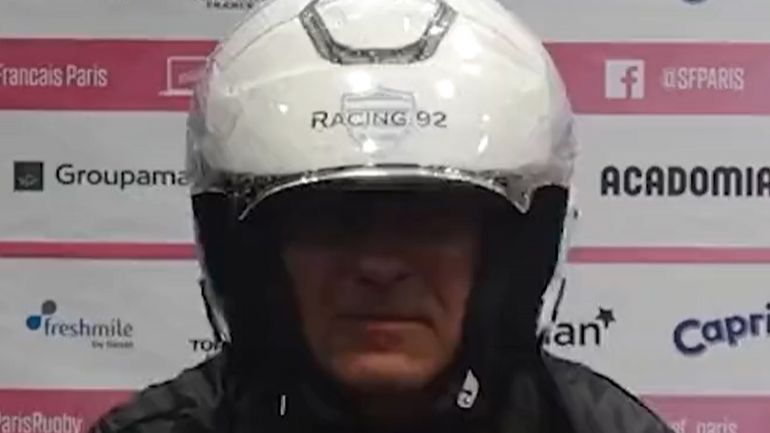 Revanchard, un coach de rugby devient viral en débarquant en conférence de presse avec… un casque de karting