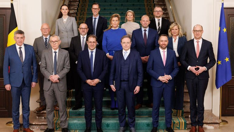 Après la polémique, second tirage pour la photo officielle du gouvernement De Wever