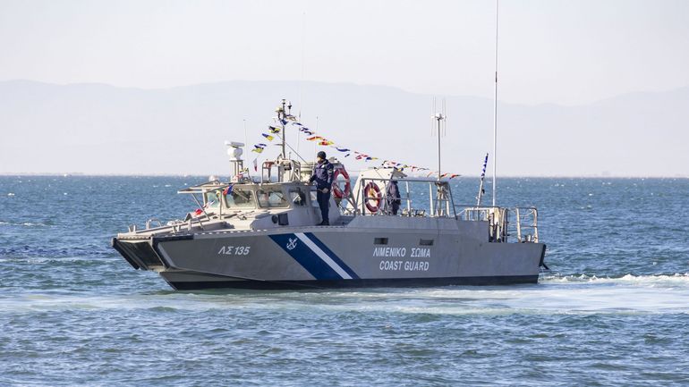 Les garde-côtes grecs sauvent 100 personnes au large de l'île de Cythère