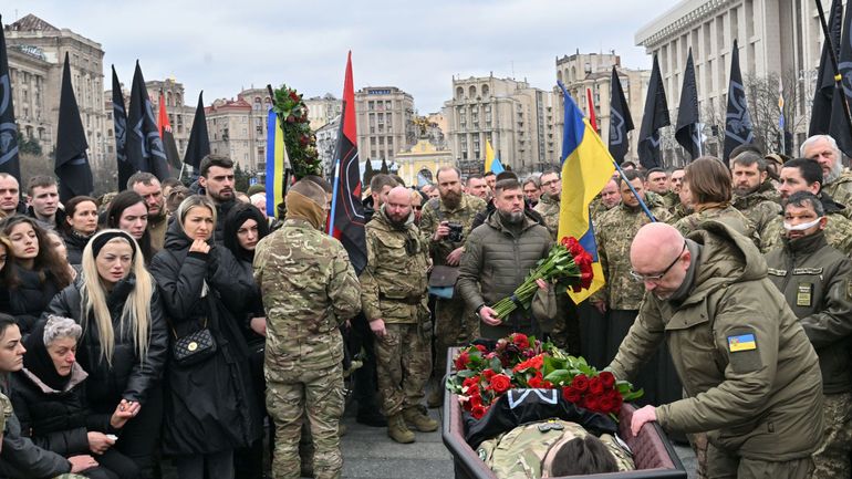Guerre en Ukraine : des milliers de personnes rendent hommage à 