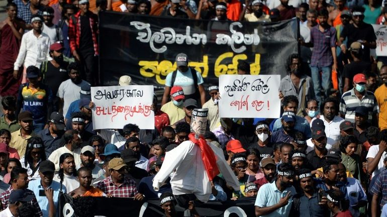 Crise au Sri Lanka : le Parlement élit un nouveau président, après la fuite de Rajapaksa