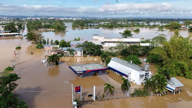 Typhon Man-yi aux Philippines : des milliers de maisons inondées par les crues