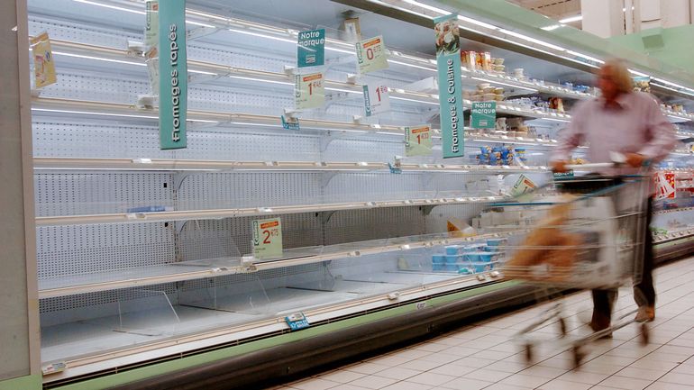 Epidémie de cas contacts au Royaume-Uni : l'approvisionnement des supermarchés devient compliqué